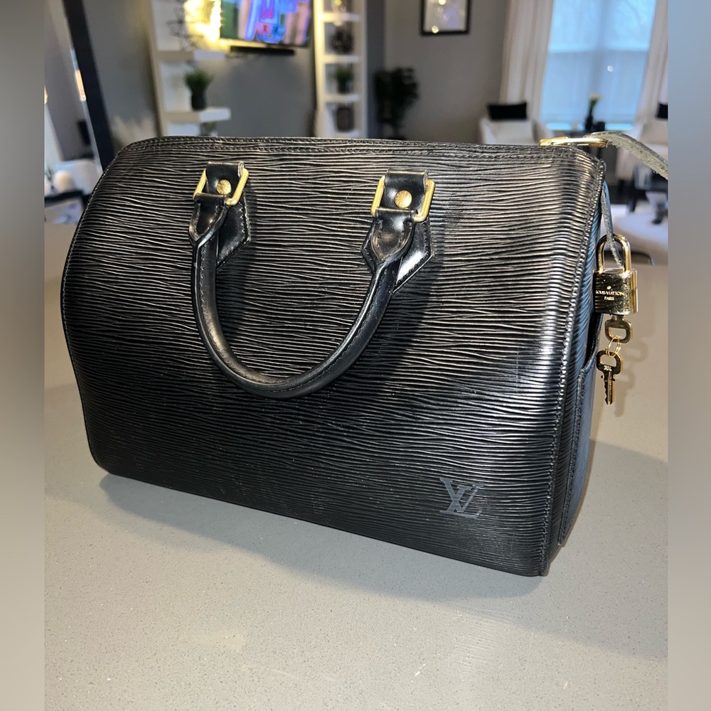 Authentic Louis Vuitton speedy epi 25, lock and key included. No dustbag.